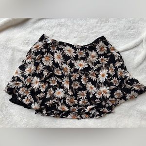 URBAN OUTFITTERS | WOMEN’S DAISY MINI SKIRT | SIZE SMALL